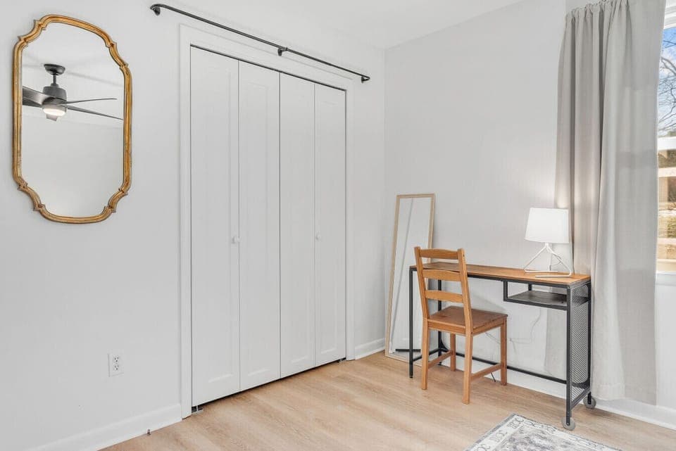 Twin room with desk