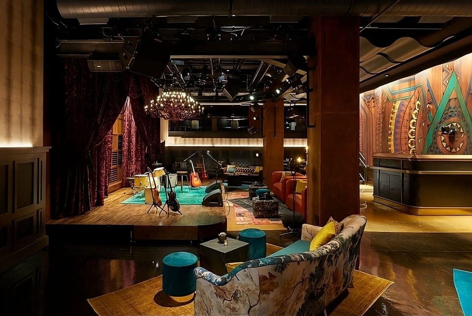 Soak up the glamorous lobby lounge with live-music energy.