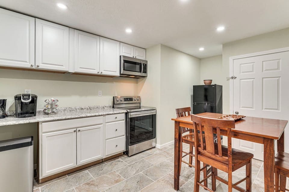Kitchen | Dining Table | Drip & Keurig Coffee Makers