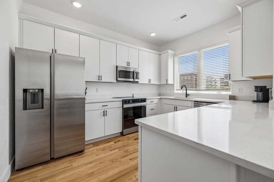 2nd Floor: Full kitchen with all the cooking essentials for your culinary needs