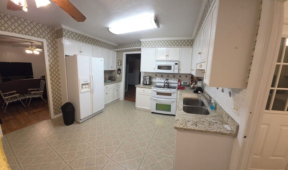 Kitchen, Fridge/Freezer, Double Oven, Microwave, Dishwasher,  Air Fryer
