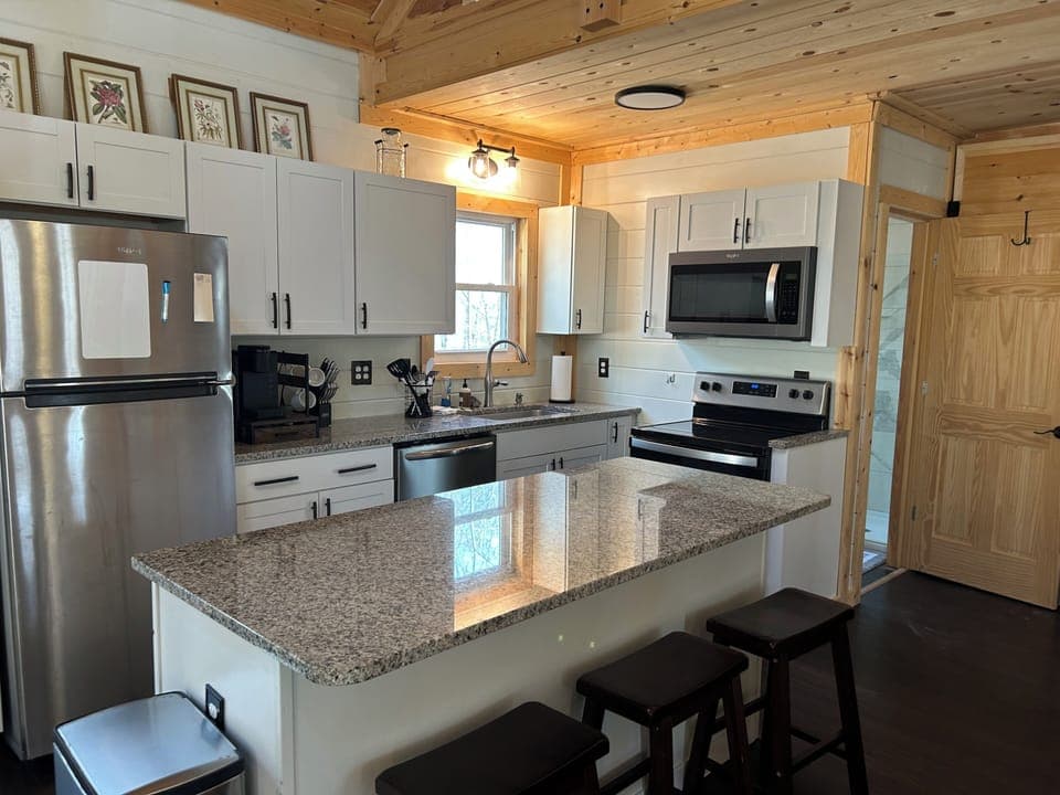 Smaller cabin full kitchen