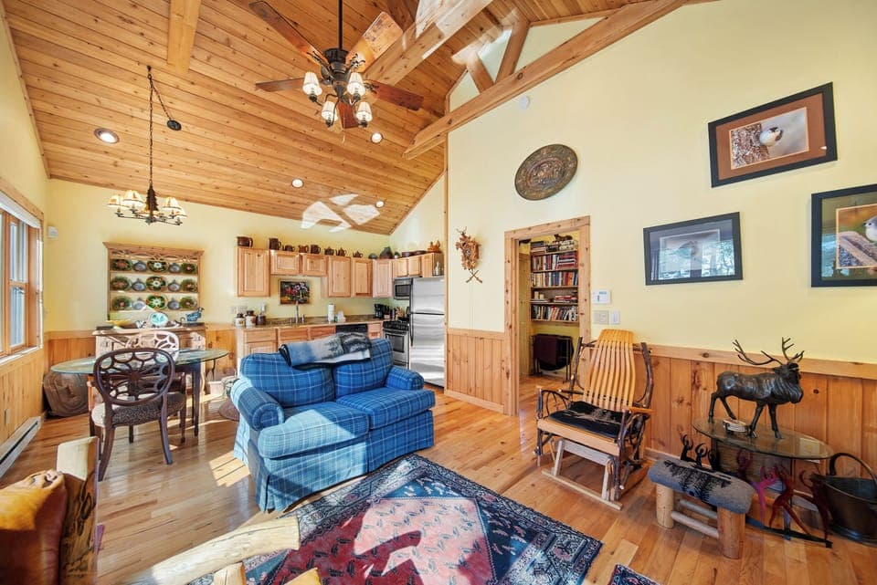 Quaint Apartment Over the Garage