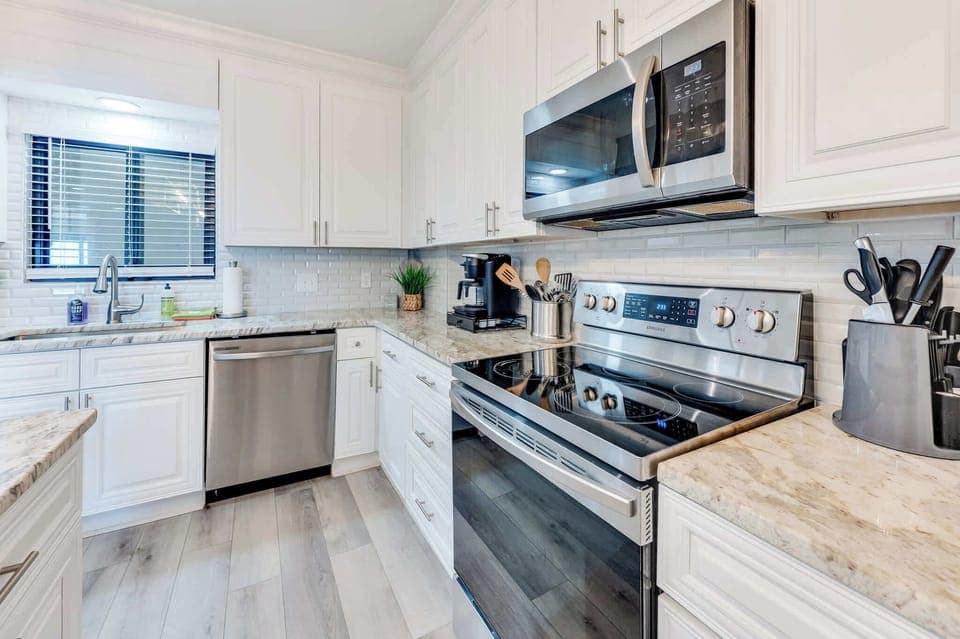 Enjoy cooking and entertaining in Chef's kitchen with 4 barstools at kitchen island