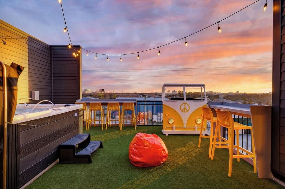 Private rooftop hot tub, skyline views, and sunset seating set the scene for memorable Nashville evenings. (That ’70s Show)