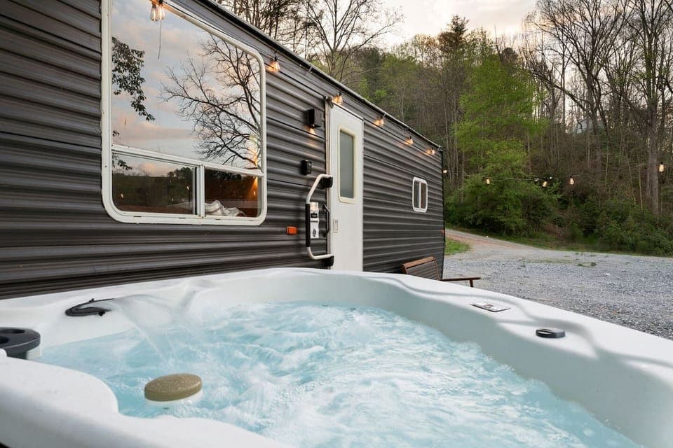 Outdoor spa tub