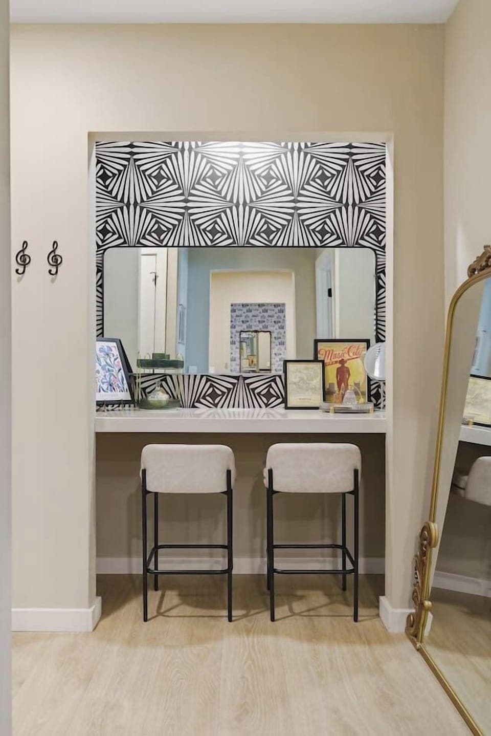 Extra seating area with countertop space and mirrors, perfect for getting some work done, or for getting ready for a night out on the town!