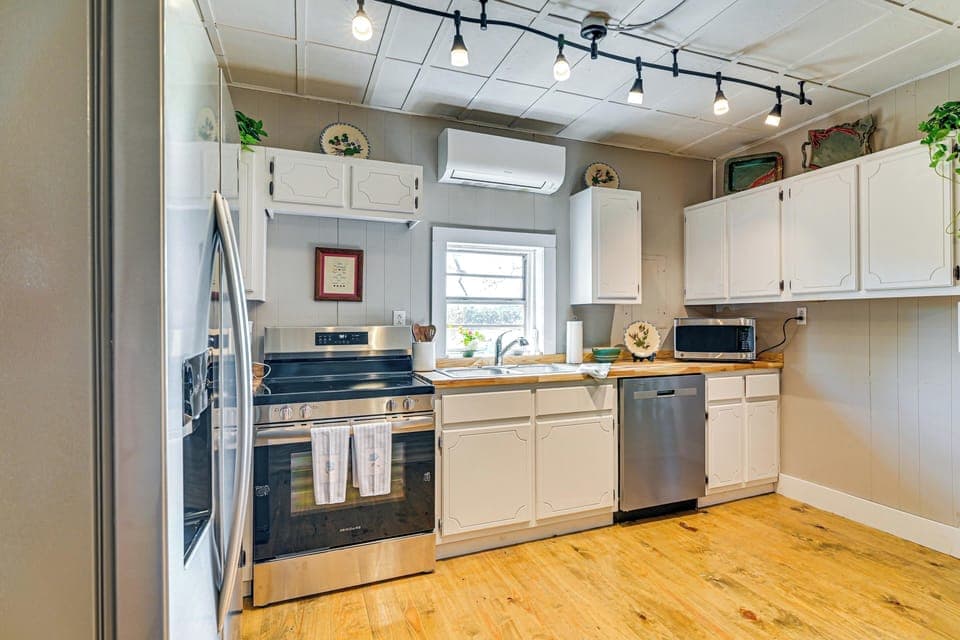 Kitchen | Microwave | Dishwasher