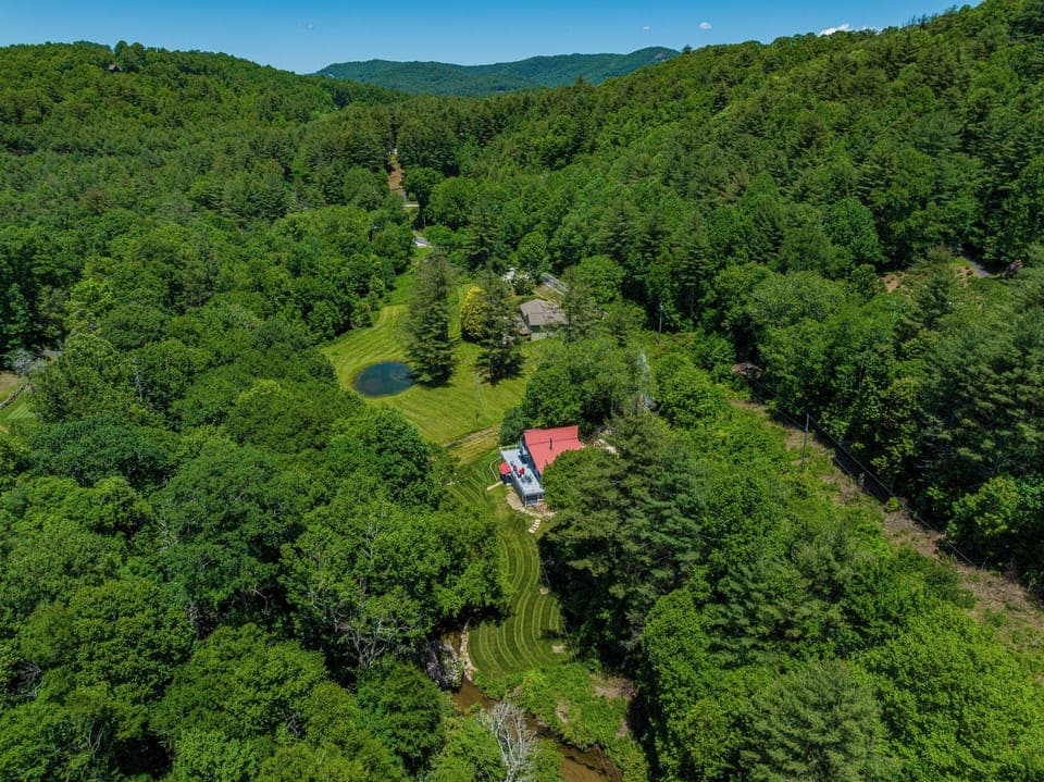Bearfoot Retreat privacy, yet only 8 minutes from the Cashiers crossroads