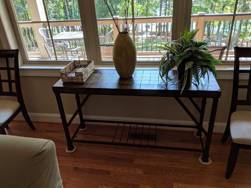 table can be used to seat for eating with large crowds.
