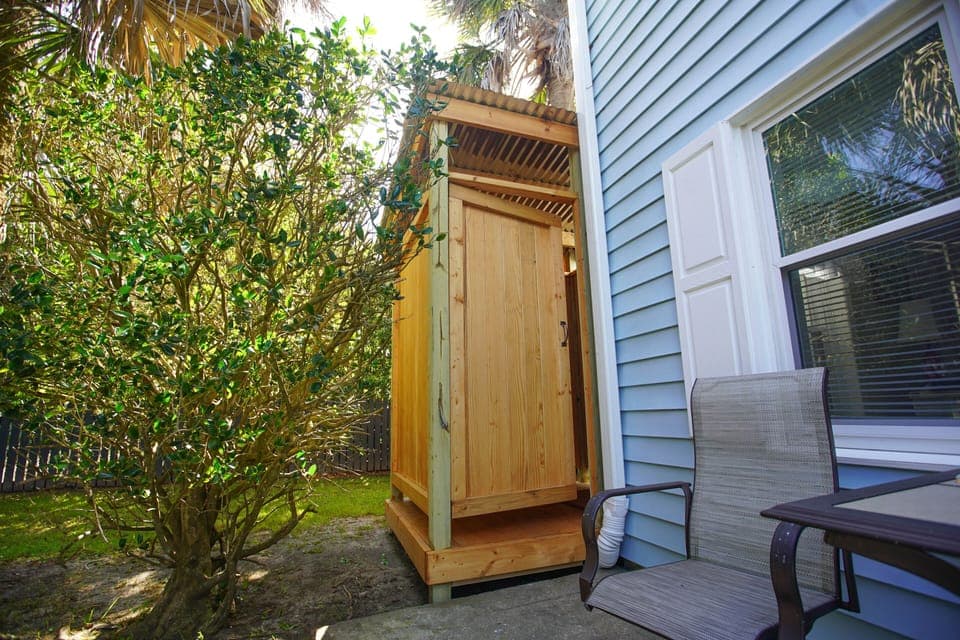 Outdoor shower for downstairs rental