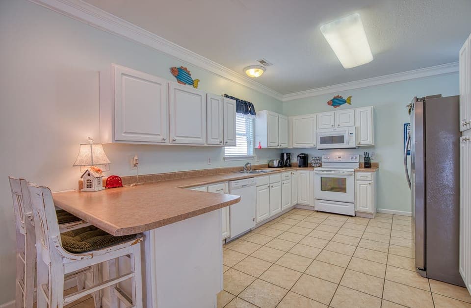 Large kitchen that includes a pantry