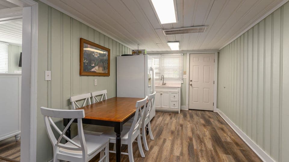 Downstairs dining area & wet bar