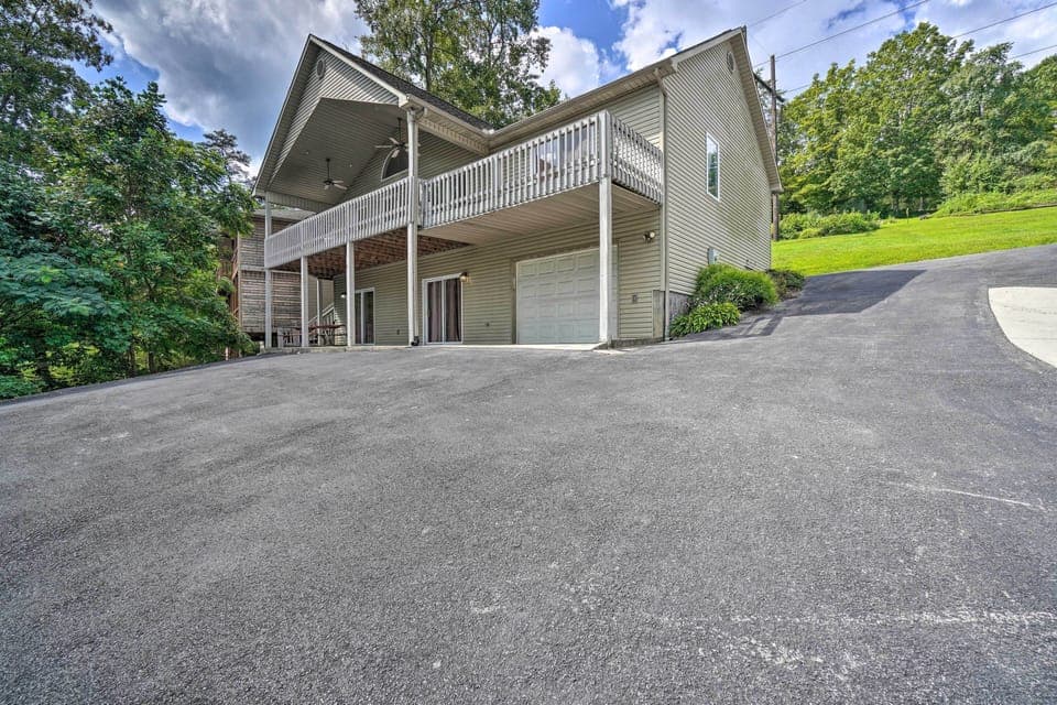 Caryville Vacation Rental | 4BR | 2.5BA | Stairs Required | 1,960 Sq Ft