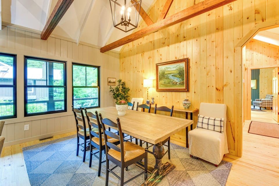 Dining Area | Dishes & Flatware Provided