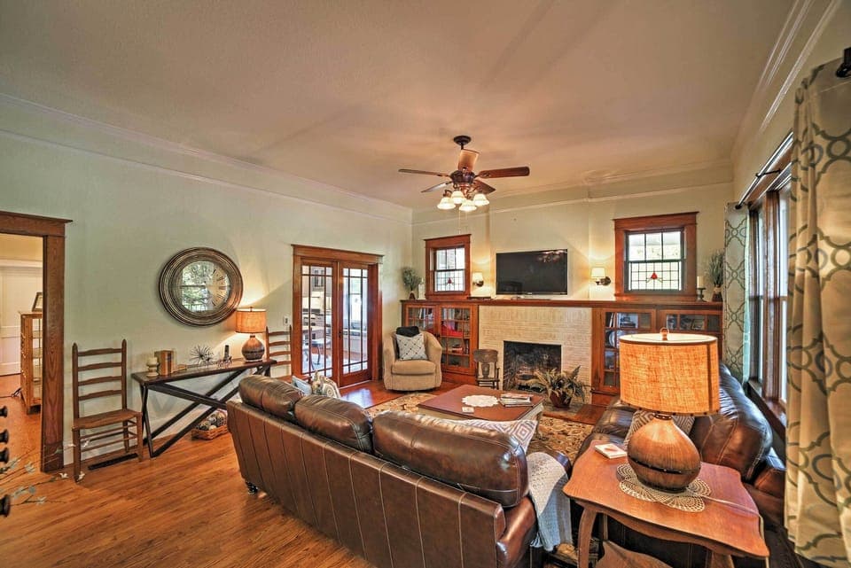 Living Room | Central A/C & Heating | Free WiFi | Fireplace (Decorative)