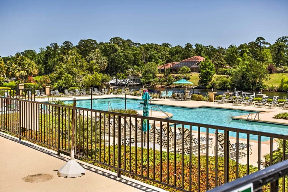 Community Amenities | Outdoor Pool