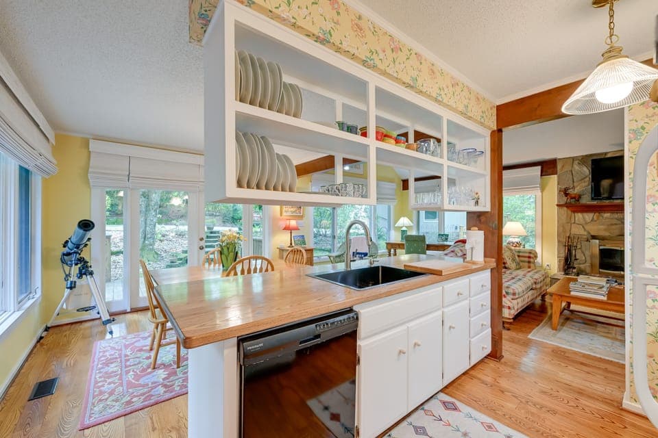 Kitchen | Cooking Basics | Coffee Maker | Paper Towels/Trash Bags Provided