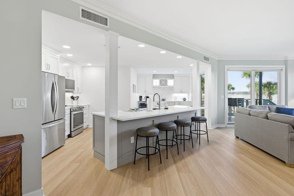1905 South Beach Club - Dining area to Kitchen