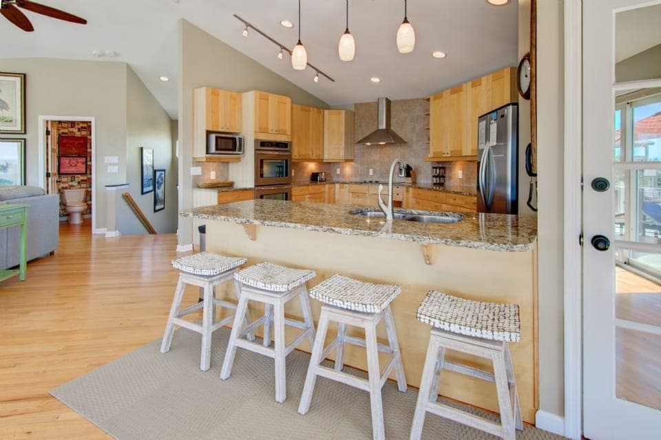 Kitchen with Breakfast Bar