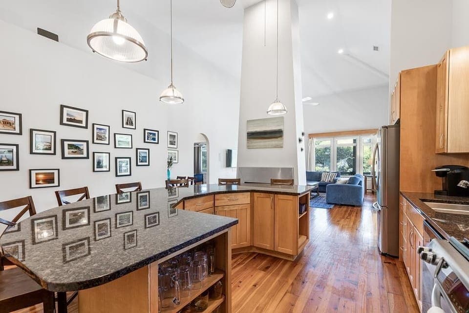 Dining Area & Kitchen