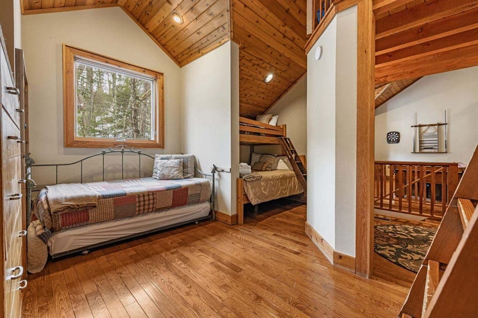Upstairs Bunk Bedroom with Day Bed and Trundle