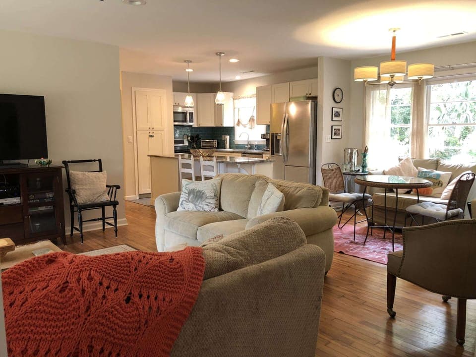Open concept living/dining/kitchen area - perfect for entertaining!