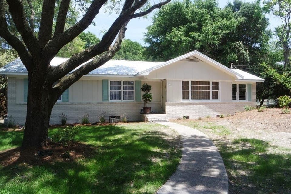 Large front yard - plenty of parking