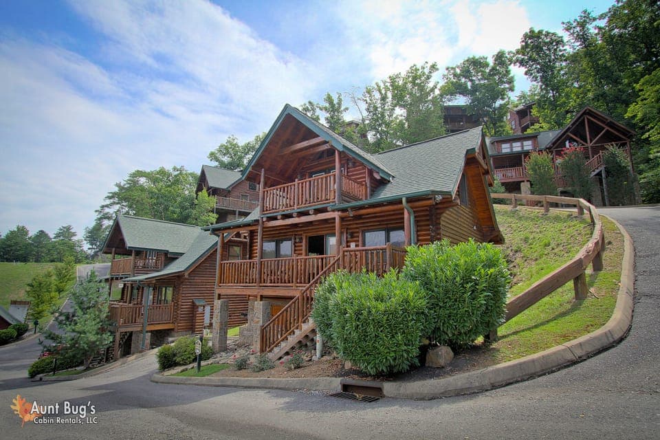 Beautifully furnished Starry Nights in Pigeon Forge is located i - This two bedroom cabin is situated at a low level with no hilly drive and is also located within short walking distance to the community pool.