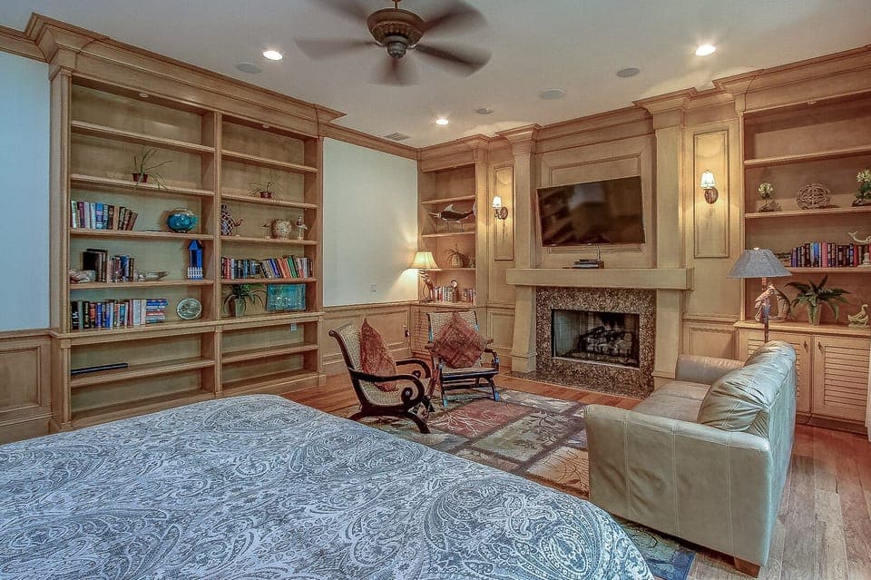 1st Floor King Master Suite