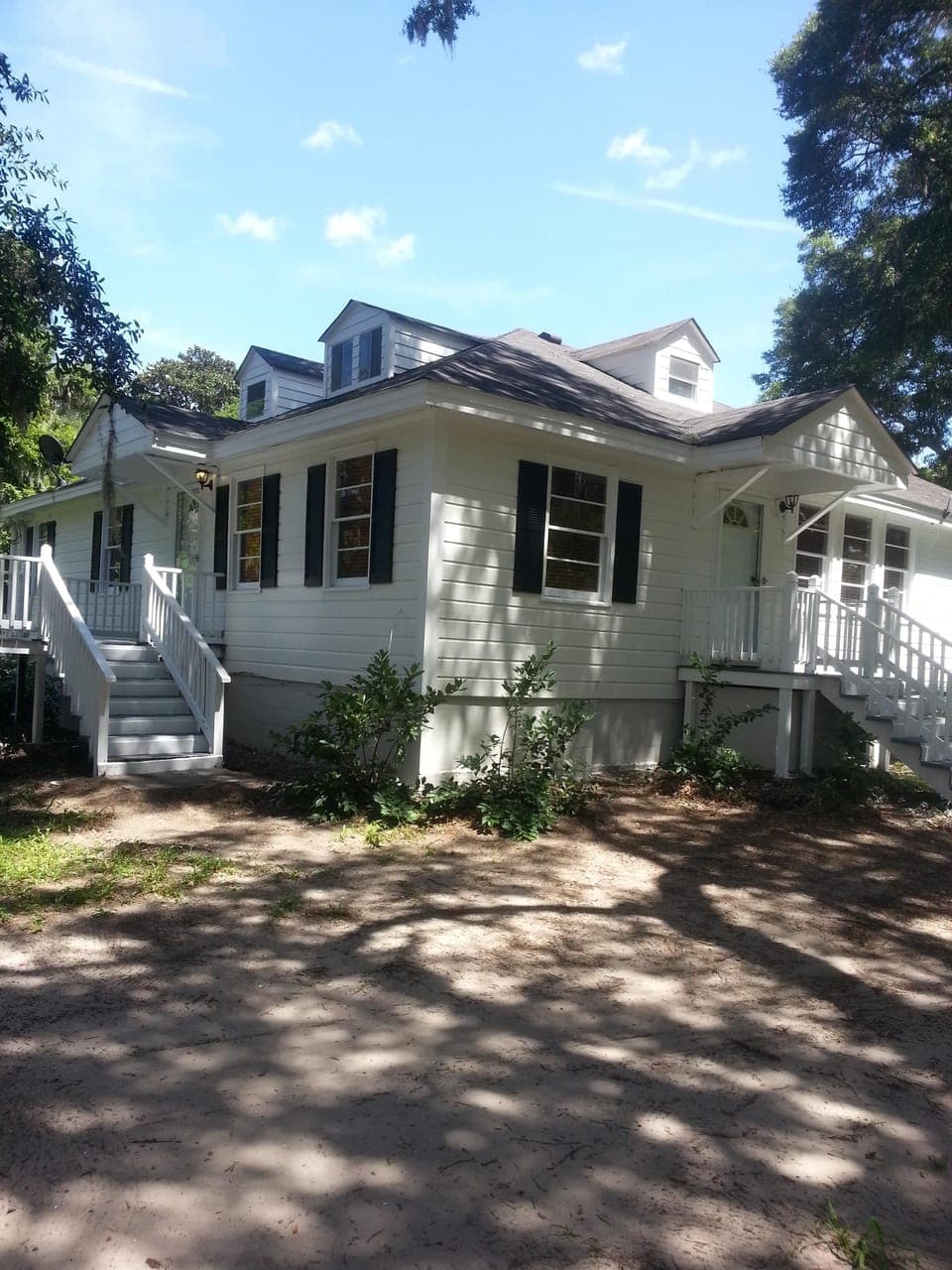  You will need to go to the back of the house to find your entrance! 