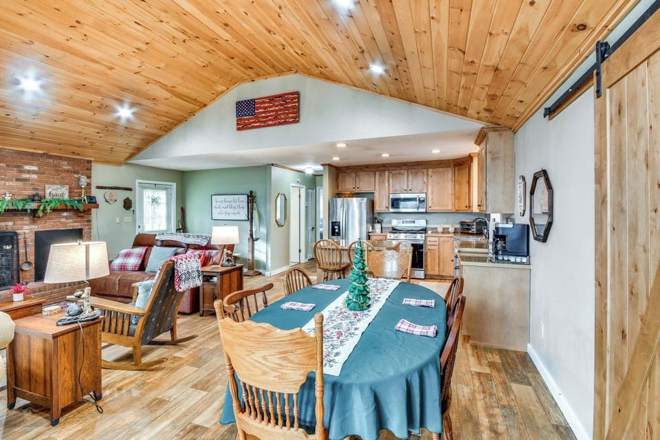 Dining Area | Dishware & Flatware Provided
