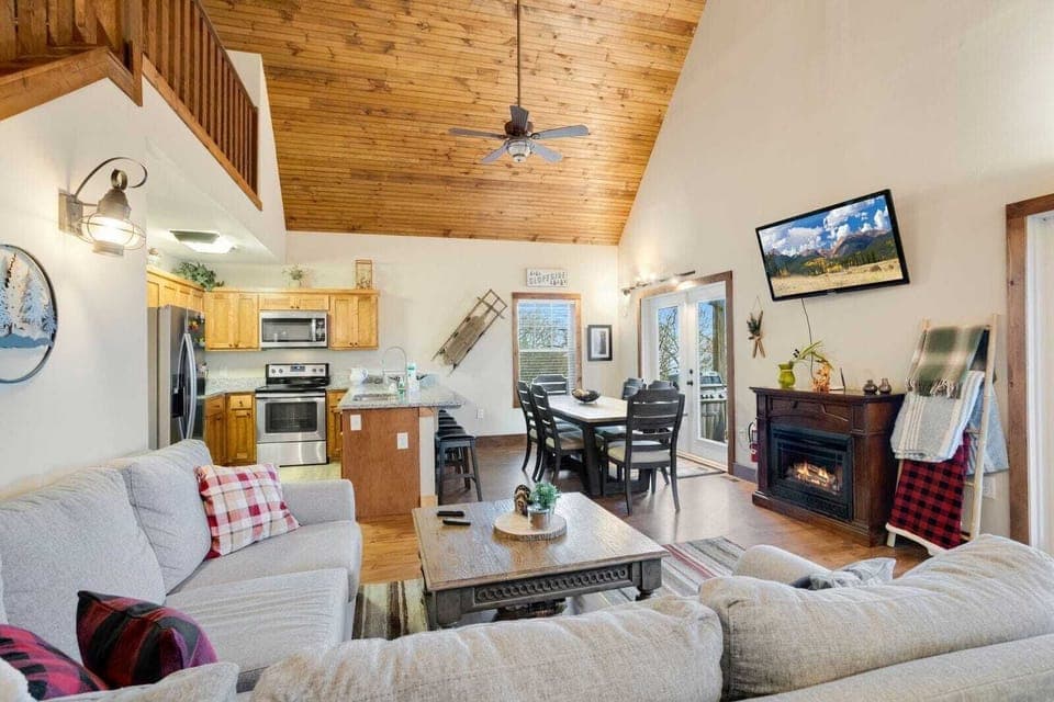 Open Concept Great Room, Kitchen, Dining with Wood Floors, Vaulted Ceilings, Fireplace, HD Smart TV