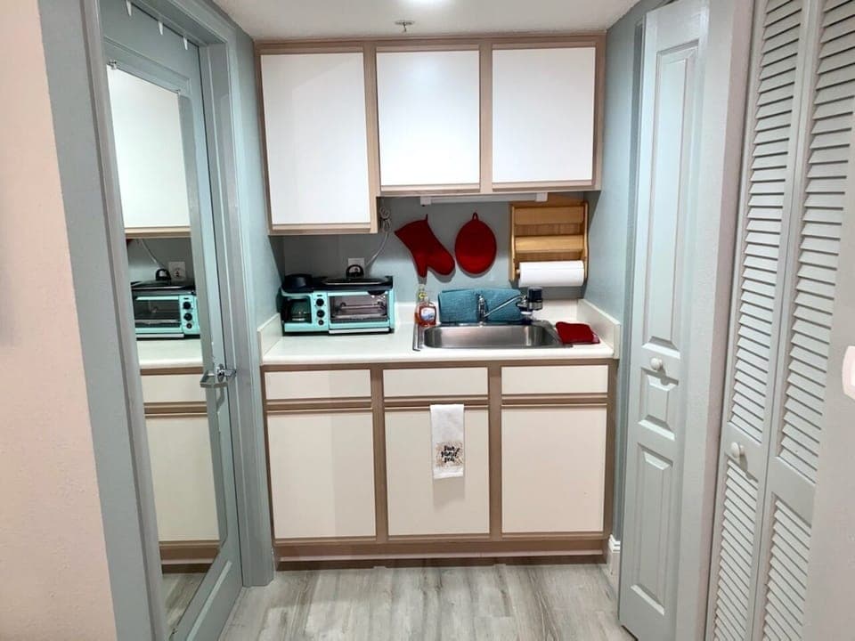 Kitchenette with micro, coffee, toaster oven and blender 