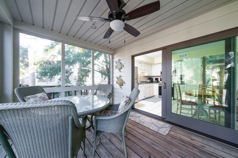 Outdoor dining on the screen porch