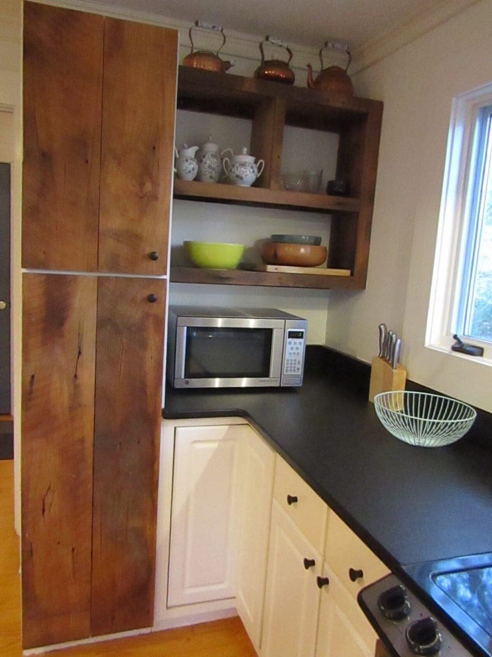 Clean simple kitchen - fully outfitted.