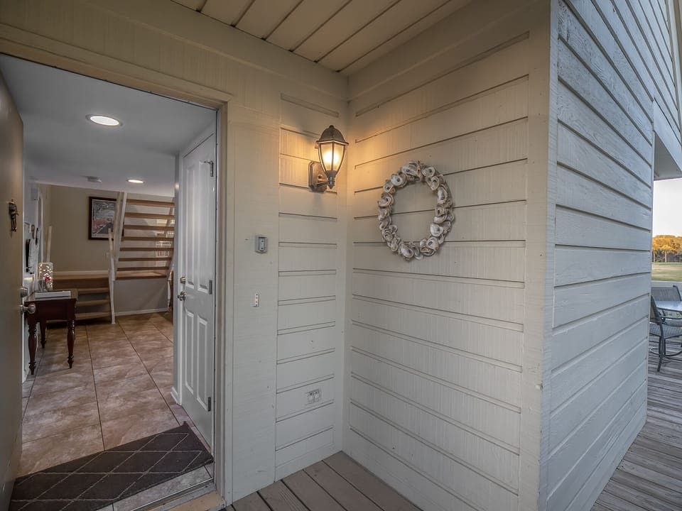 Beautiful entry way to an open living area.