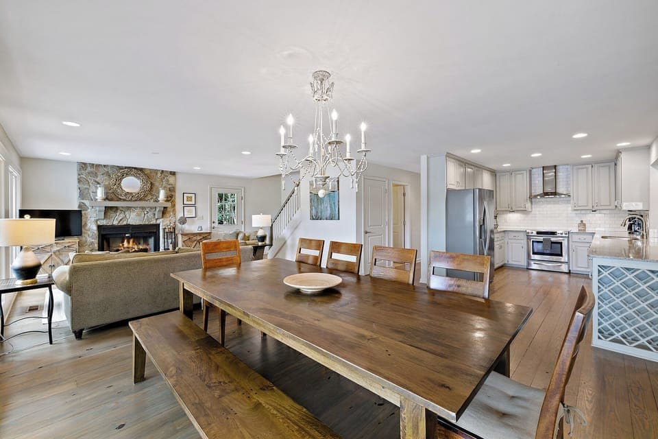 Open floor plan between the casual dining area and the kitchen.