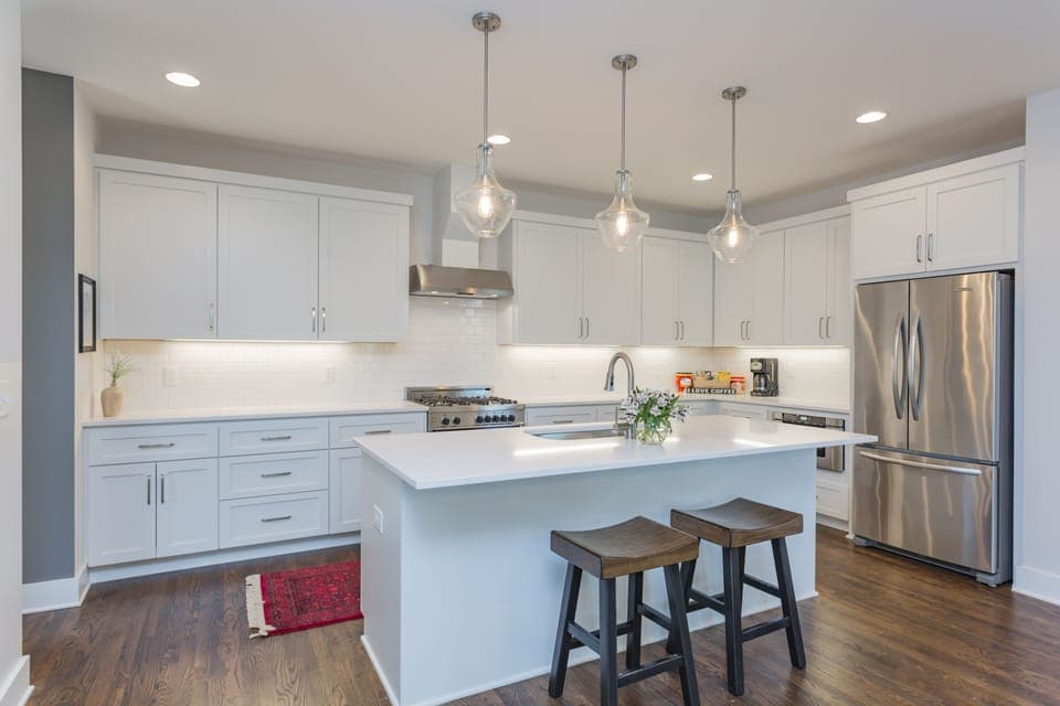 kitchen with island, now with 3 barstools