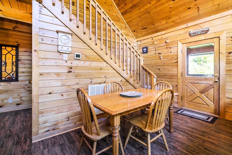 Dining Area | Dishware/Flatware Provided