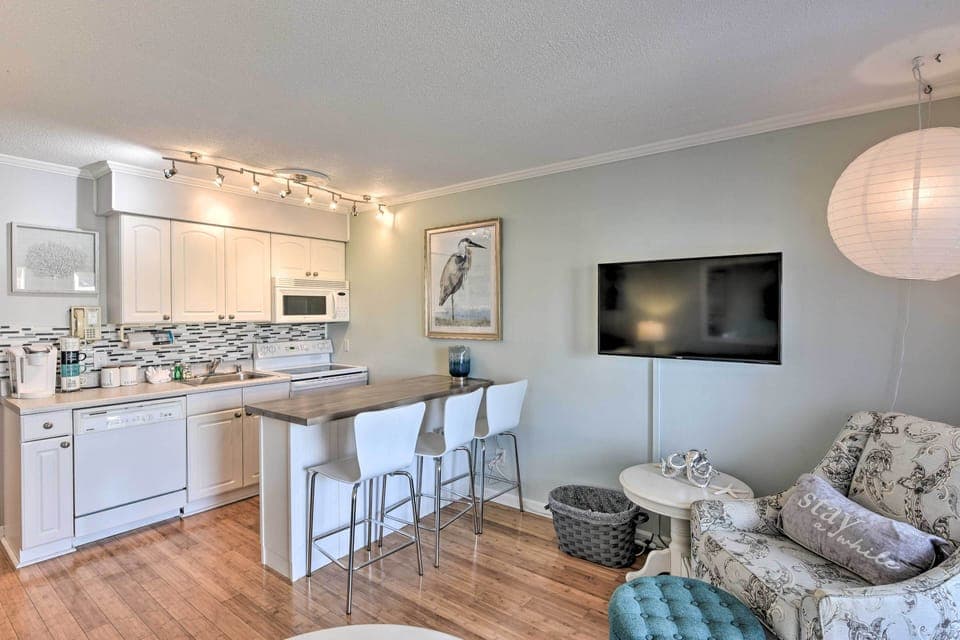 Kitchen | Fully Equipped | Cooking Basics | Breakfast Bar | Keurig Coffee Maker