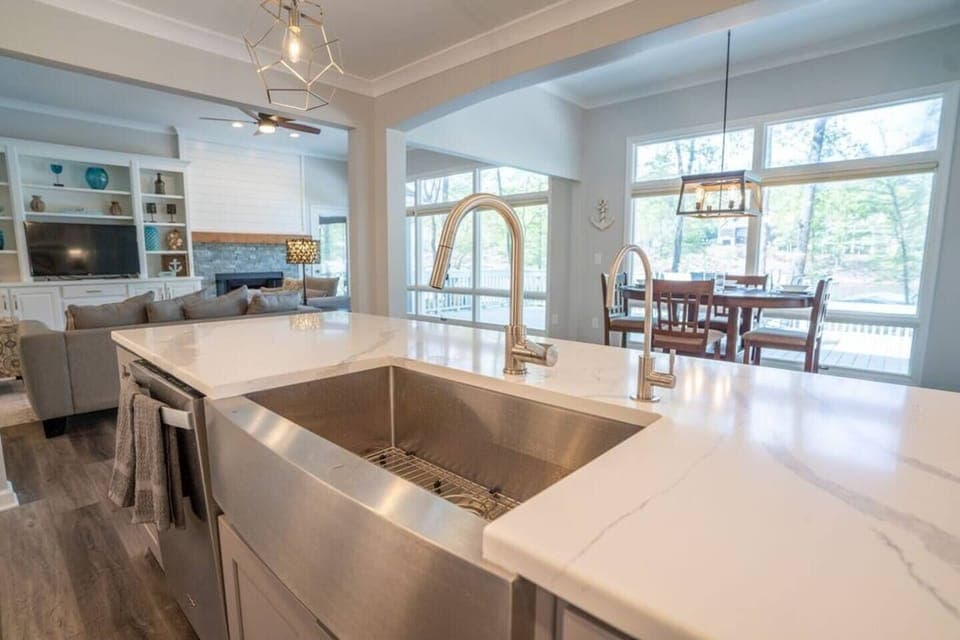 Lake views while you are cooking! Views to breakfast nook