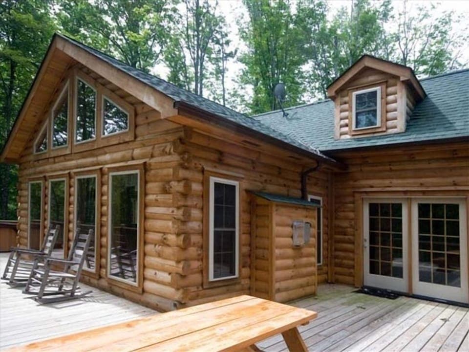Welcome.. Our spacious cabin has 3 levels.