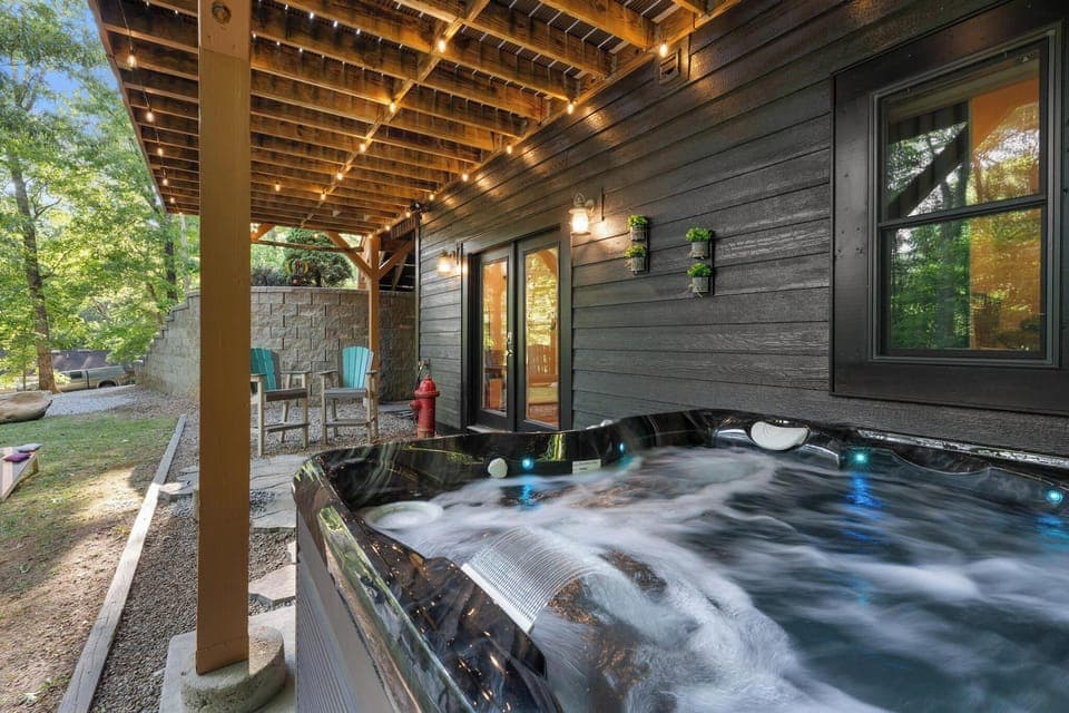 5-person tub with 2 loungers to complete your luxury experience! Unwind in the Mountains 🏔️
Soak your cares away in our brand-new Caldera hot tub! Perfect for up to 5 guests, with 2 luxurious loungers and stunning mountain views. Whether you’re sipping morning coffee or stargazing at night, it’s the ultimate cabin retreat upgrade. ✨