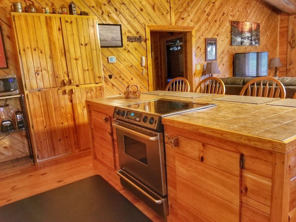 Ocoee River Area 2br/1ba cabin rental with hot tub