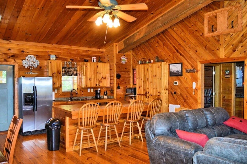 Ocoee River Area 2br/1ba cabin rental with hot tub