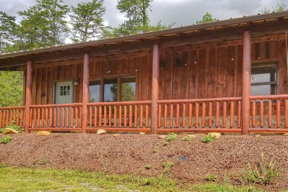 Ocoee River Area 2br/1ba cabin rental with hot tub