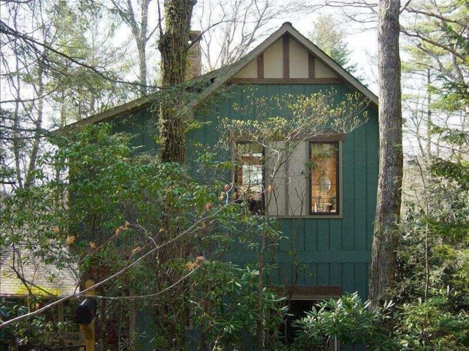 Highlands, NC on Secluded Ridge in Mirror Lake Neighborhood - Yet In Town