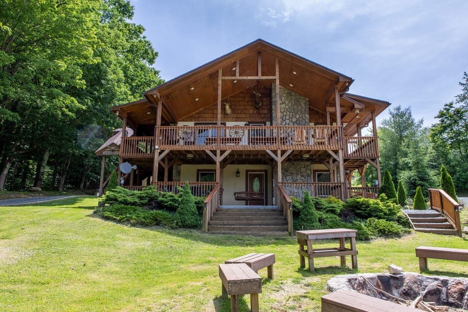 Main house sleeps 16 in beds.
2 additional portable beds /18 /