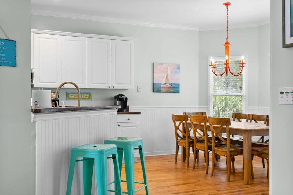 looking towards kitchen